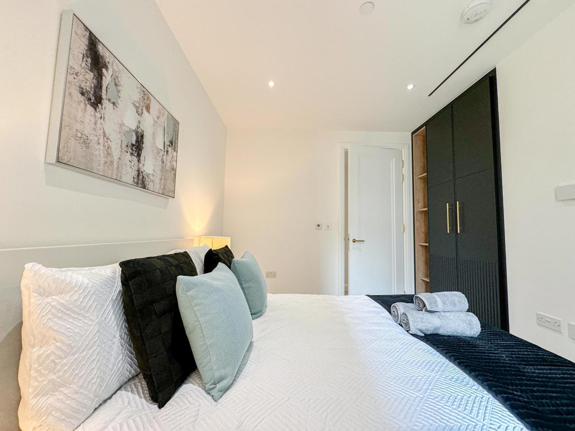 Lavish 2 Bedroom Flat With Private Balcony In Clerkenwell, Barbican London